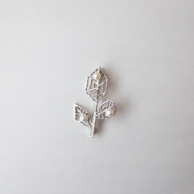 sasakihitomi／佐々木ひとみ　はっぱのブローチ sasakihitomi／佐々木ひとみ「はっぱのブローチ」 | オトメの金沢 陳列室