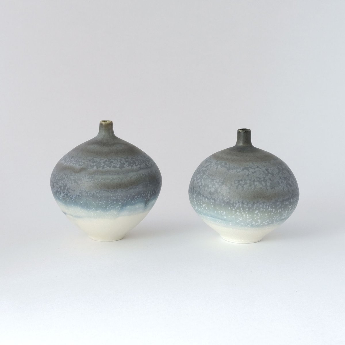 結城彩　花器　フラワーベース　陶器　人気色　油薬 結城 彩／YUKI Aya「花器 青×白」 | オトメの金沢 陳列室