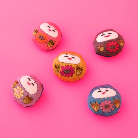 atelier taffeta／アトリエタフタ「ブローチ ひめだるま」