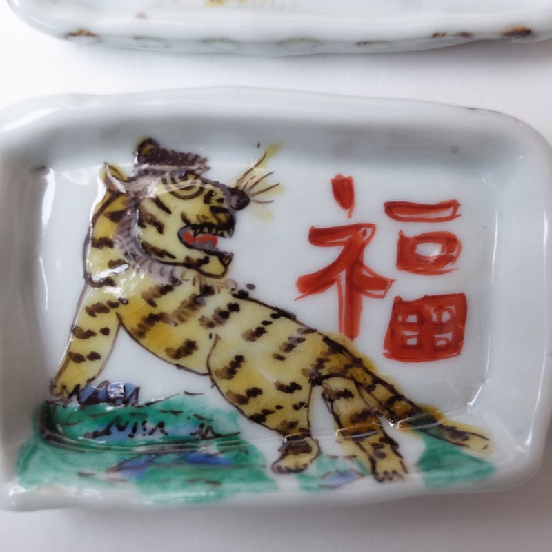 田辺京子さん猫型皿 2点セット 田辺京子／TANABE Kyoko「とら四角豆皿」 | オトメの金沢 陳列室