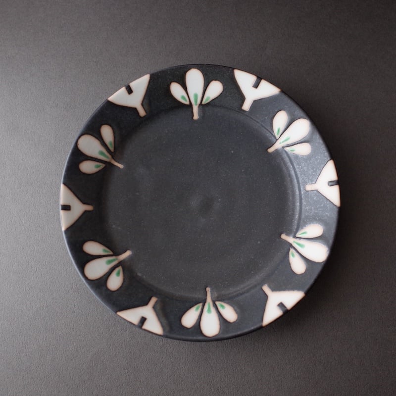 庄田春海／SHODA Harumi「黒みつばケーキ皿」 | オトメの金沢 陳列室