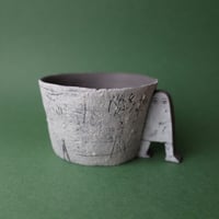 山田睦美／YAMADA Mutsumi「ついに壁から出たメジェドカップ」