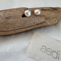 "aediイディー"淡水パールピアス