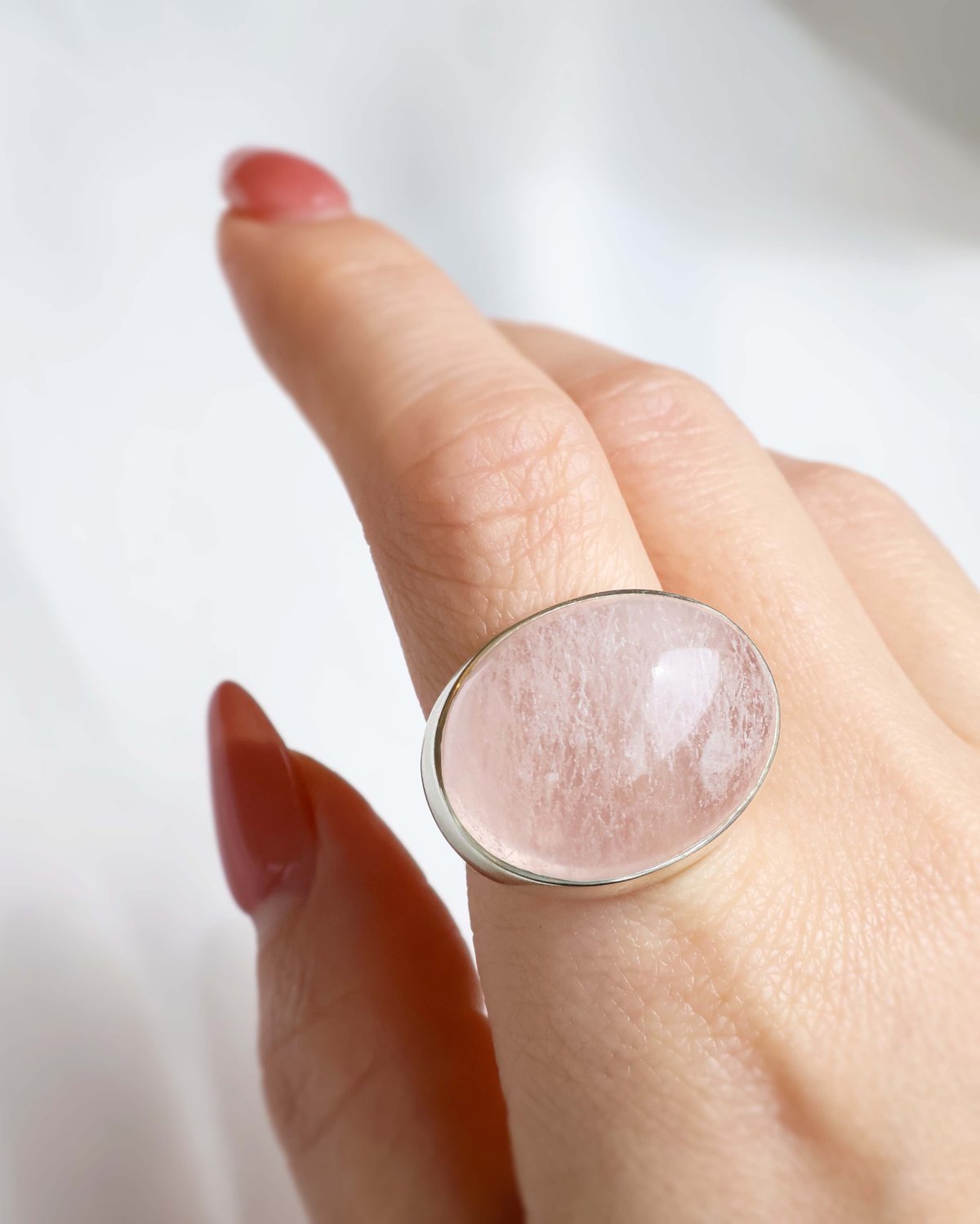 ローズクォーツ　飴玉リング　フリーサイズ　7～16号位　真鍮アーム　ハンドメイド Sericite in Rose Quartz Ring | AYA KIYOSHIMA JE