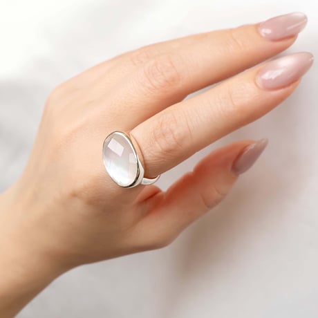 White Shell × Quartz Ring