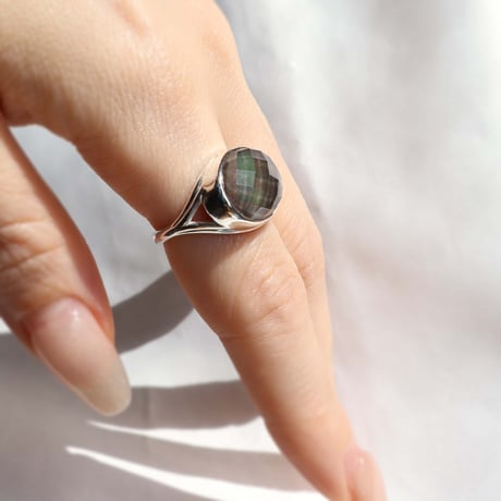 Black shell × Quartz Ring