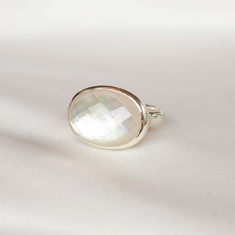 White Shell × Quartz Ring
