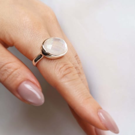 White Shell × Quartz Ring