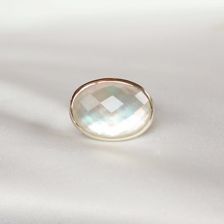 White Shell × Quartz Ring