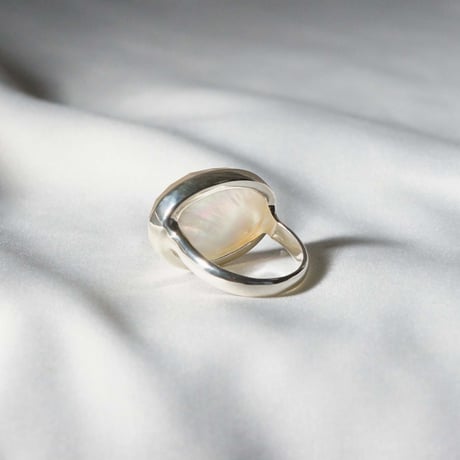 White shell × Quartz Ring