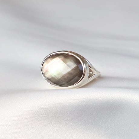 Black shell × Quartz Ring