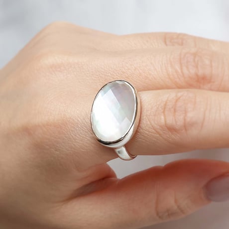 White Shell × Quartz Ring