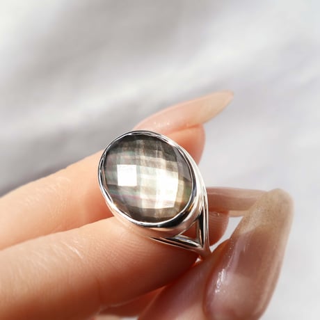 Black shell × Quartz Ring