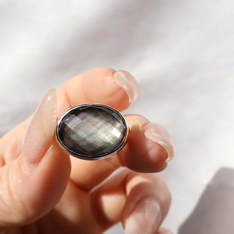 Black shell × Quartz Ring