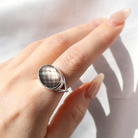 Black shell × Quartz Ring