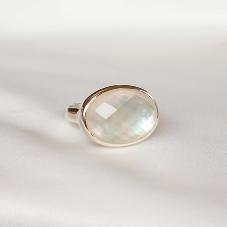 White Shell × Quartz Ring