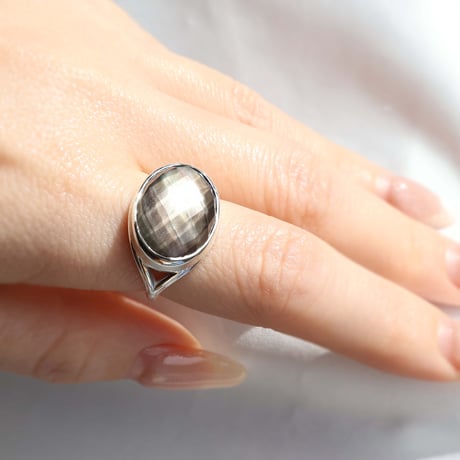 Black shell × Quartz Ring