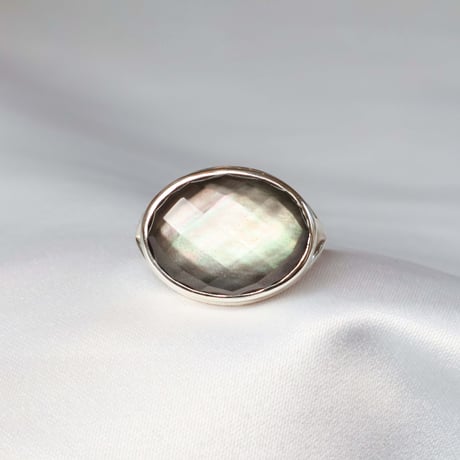 Black shell × Quartz Ring