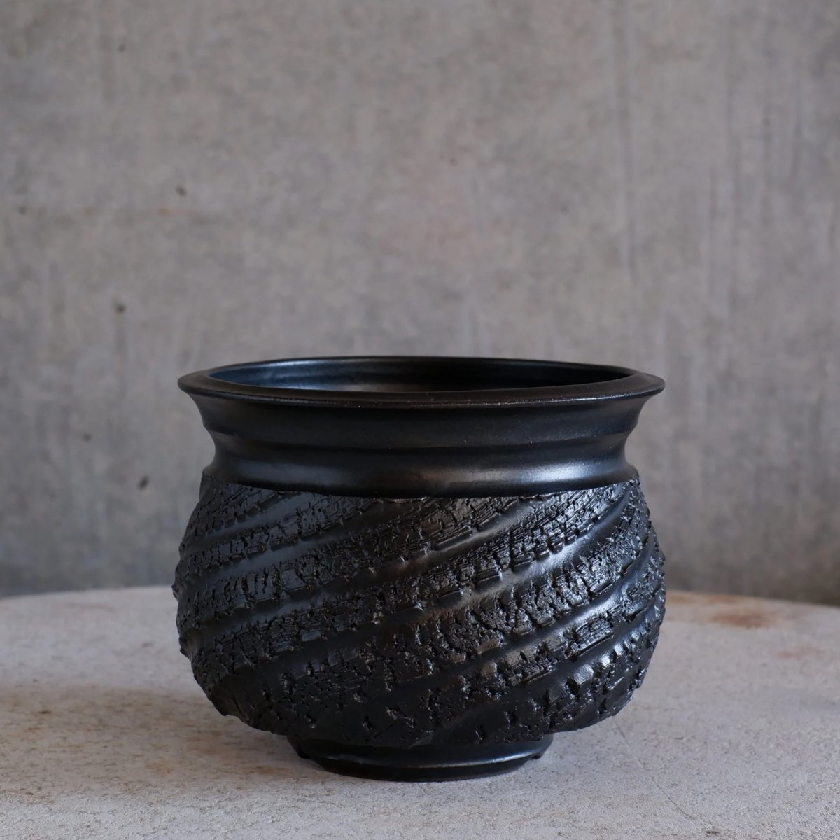 大鉢焼き締め Φ13×h10.3㎝ spin pot〔black〕 G944 | 陶 atelier