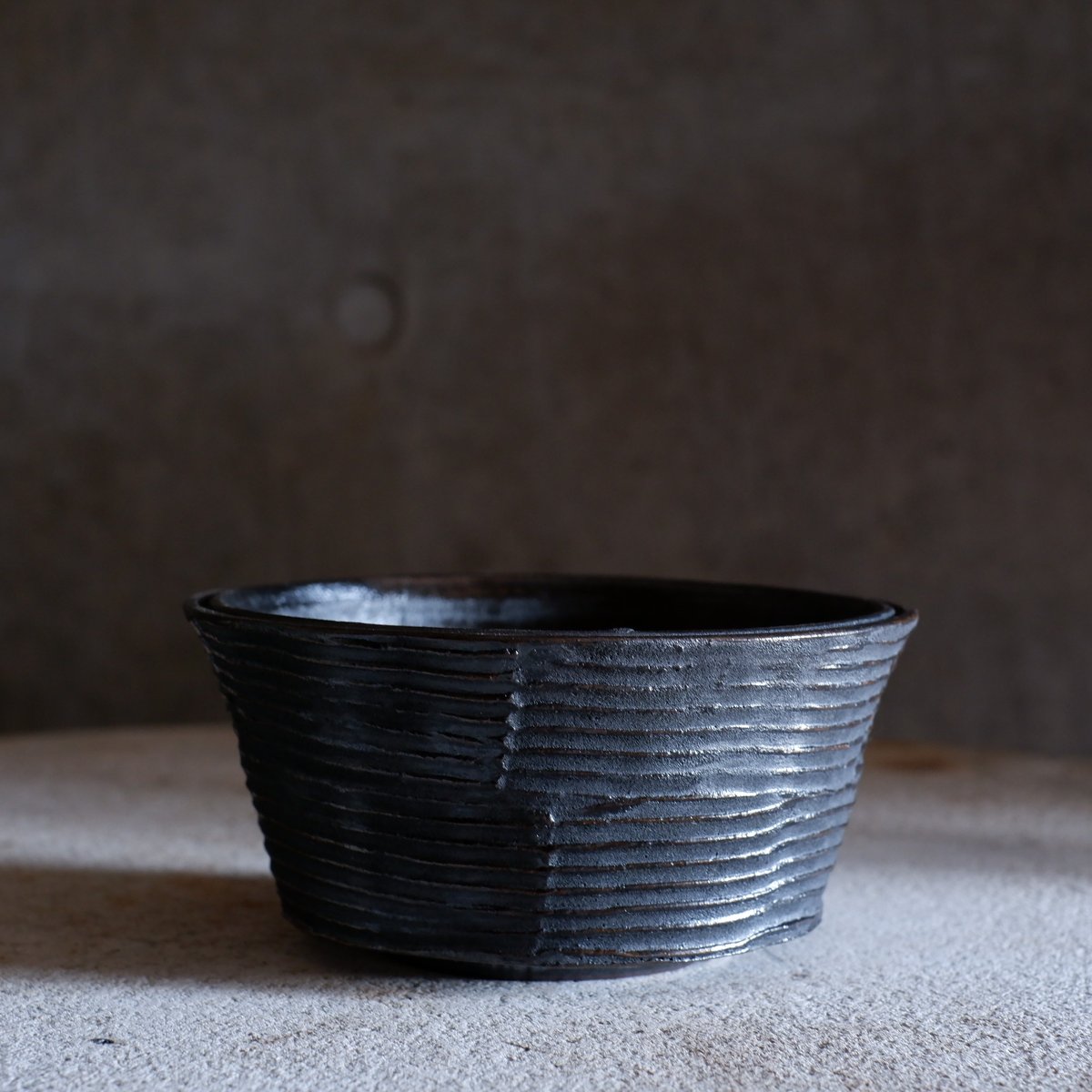 atelier Soel チタンブロンズPOT 大鉢 (A) Φ13.7×h6.7㎝ 鎬pot G775 | 陶 atelier Soel