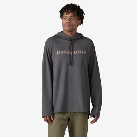 <patagonia> メンズ・ライトウェイト・'73 テキスト・ロゴ・ワイルドライズ・フーディ/ Ink Black