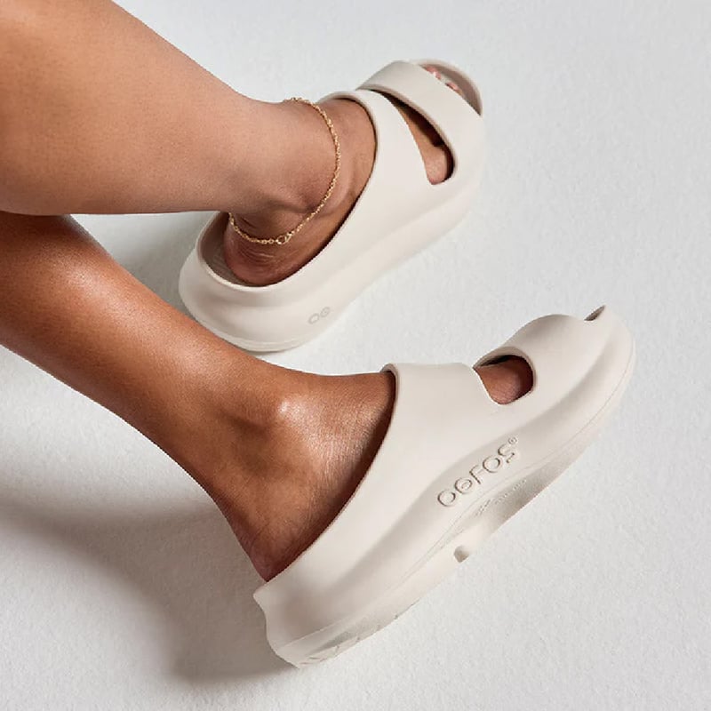 新品✨正規品　OOFOS サンダル W11/M9 ホワイト/チョーク　Ooyea OOFOS OOyea CHALK ウーフォス ウーヤー サンダル ( ホワイト 白