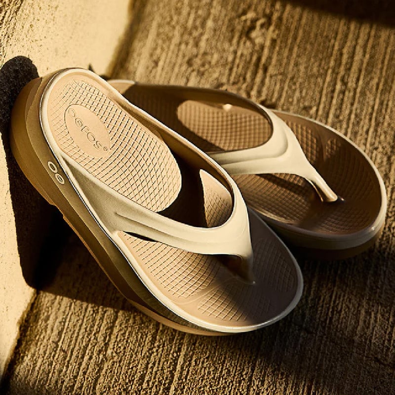 OOFOS>Women's OOmega Luxe / Nomad/Fog | booth