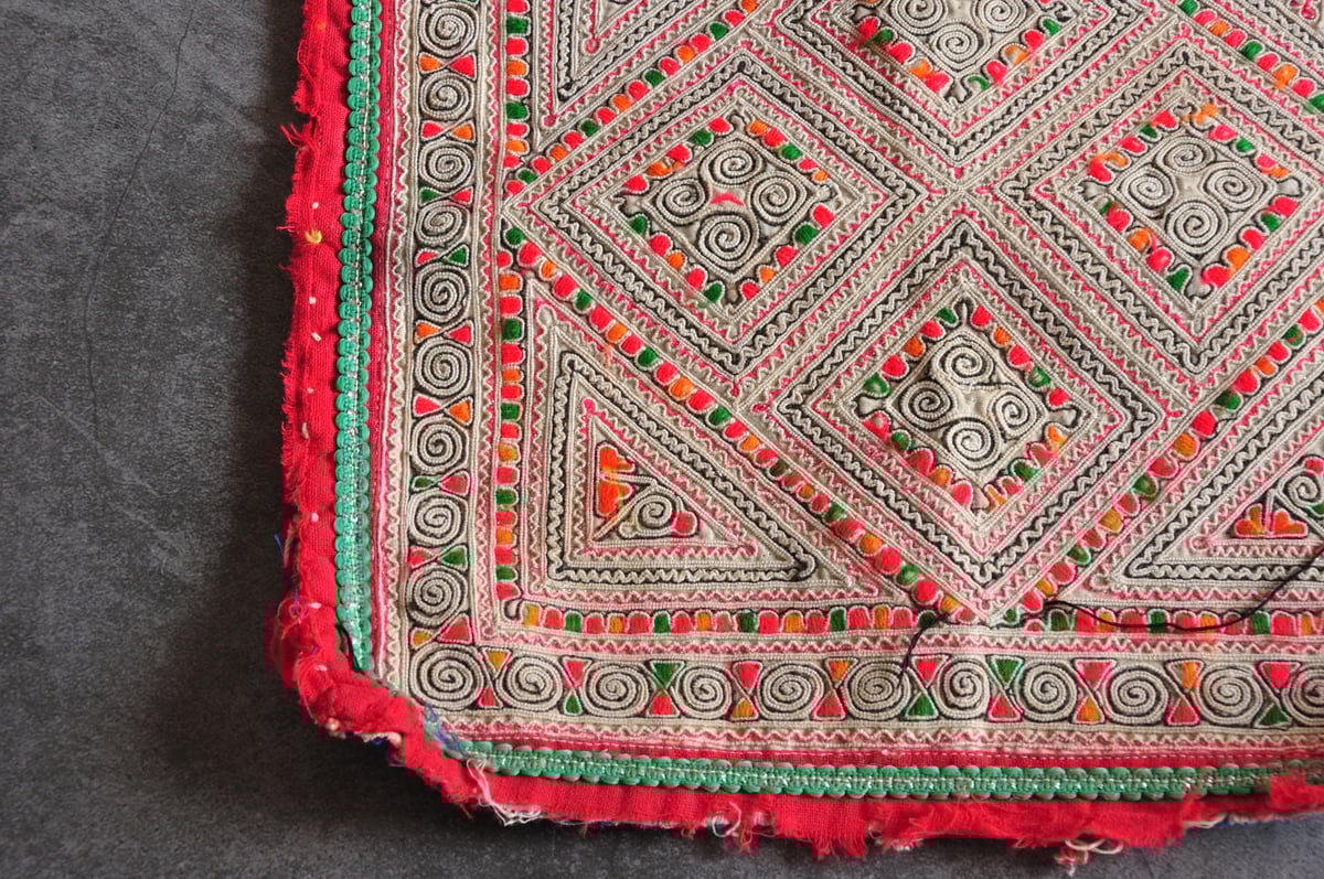 モン族　古布 モン族古布の刺繍 二つ折り 財布 3種