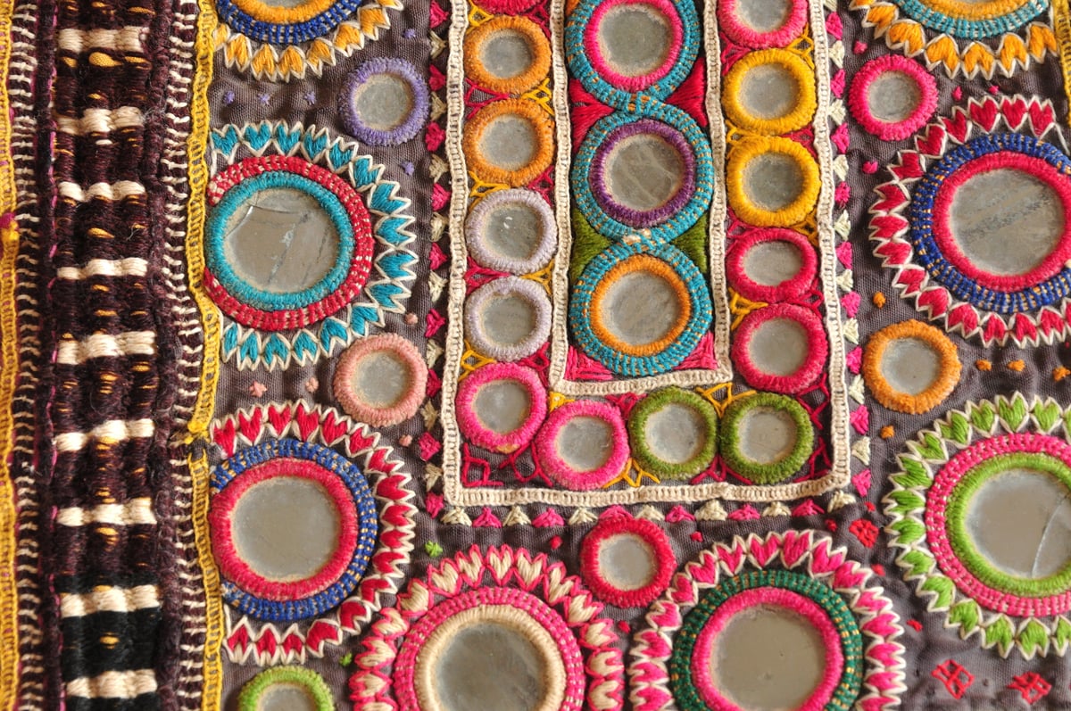 インド】ミラーワーク刺繍入り古布 | WEEKEND SUN インド】ミラーワーク刺繍入り古布 | WEEKEND SUN
