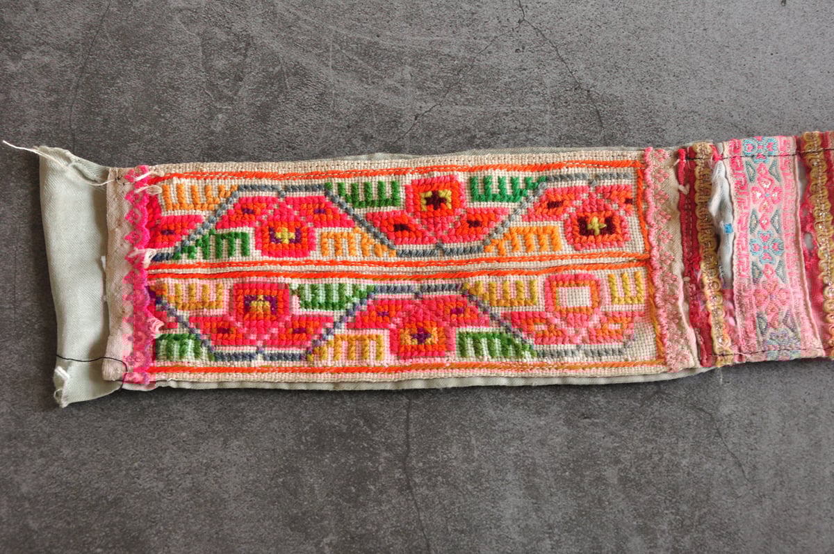 古布モン族手刺繍布後ろ襟・古木チーク額装 【公式通販】