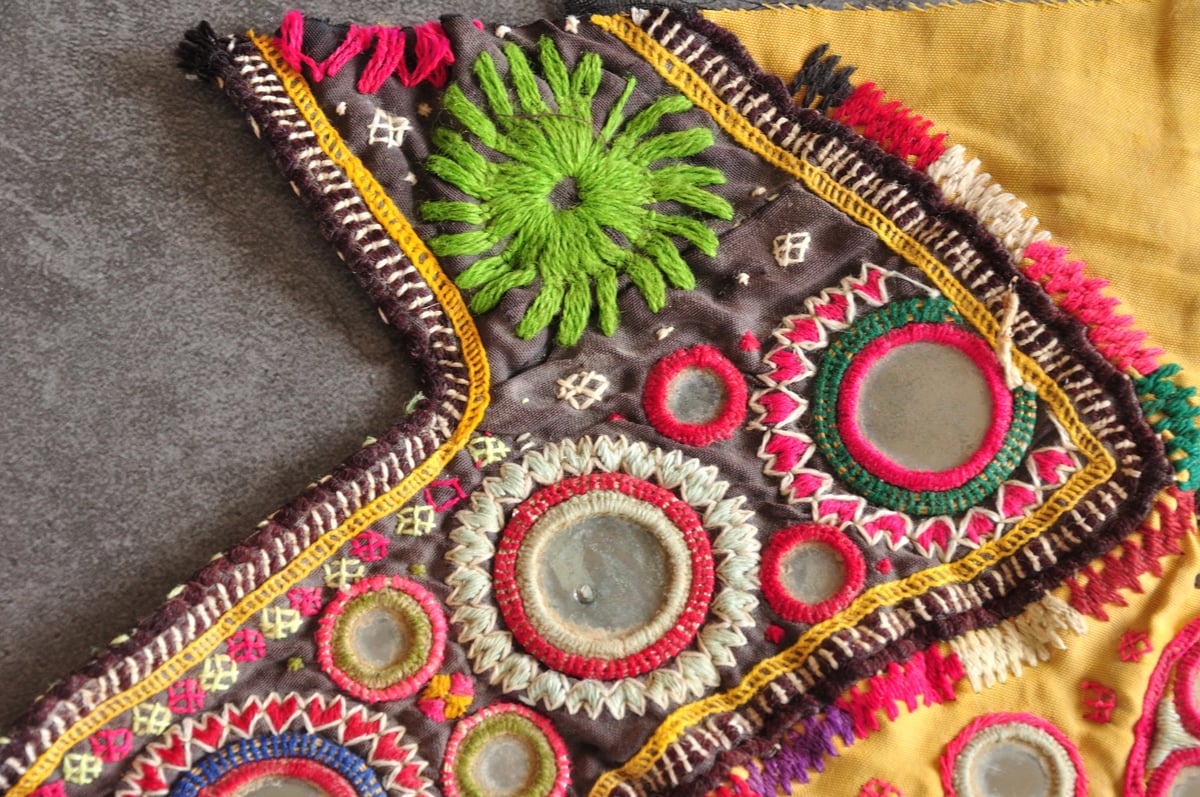 インド ミラーワーク刺繍 マルチカバー色は生成色です