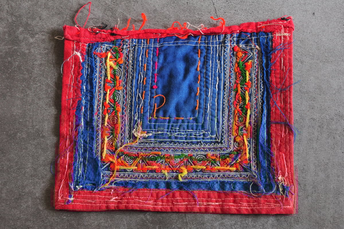 中国貴州省 ミャオ族 手刺繍 古布 藍染の縁布 希少 ヴィンテージ品 中国貴州省 ミャオ族 手刺繍 古布 藍染の縁布 希少 ヴィンテージ品