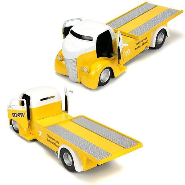 1:24 M&M'S 1947 FORD COE FLATBED w/YELLOW FIGUR
