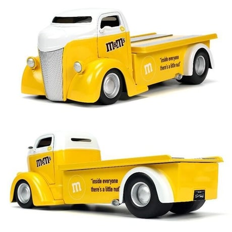 1:24 M&M'S 1947 FORD COE FLATBED w/YELLOW FIGURE