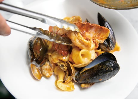 【RESTAURANT DOOR】贅沢ご褒美・生パスタ オマール海老とムール貝のペスカトーレロッソ マファルディーネ  2名様分 [冷凍]