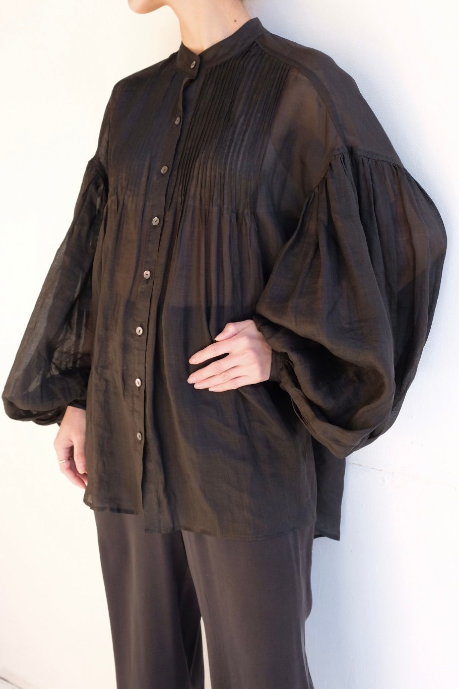 ramie sheer pin tuck blouse | ERiKOKATORi