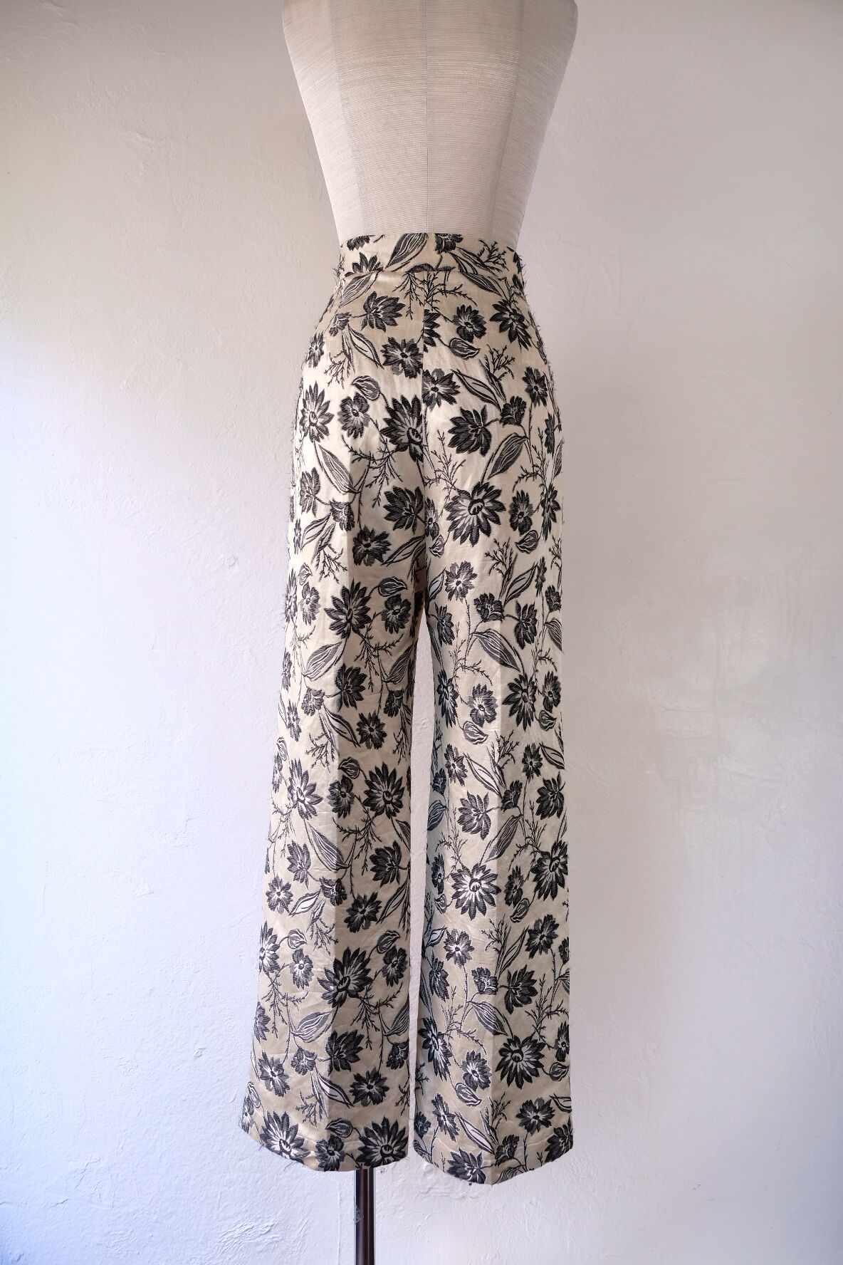 flower jaquard pin tuck pants | ERiKOKATORi