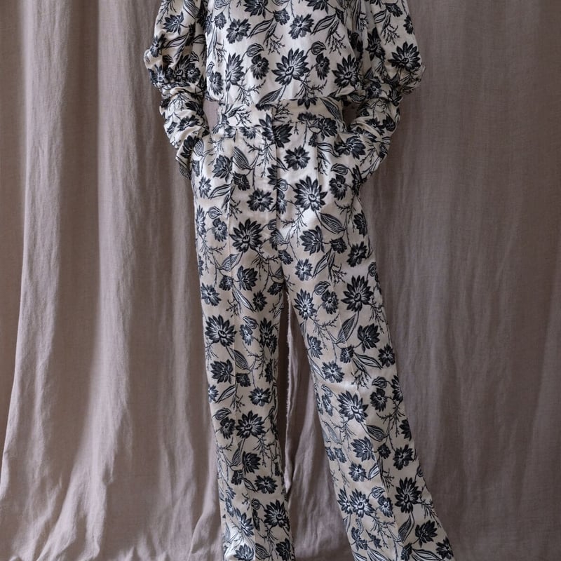 flower jaquard pin tuck pants | ERiKOKATORi