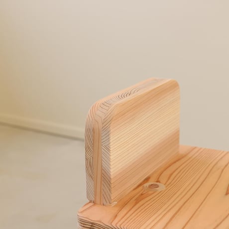 aisuのミニスツール（背もたれ付き）