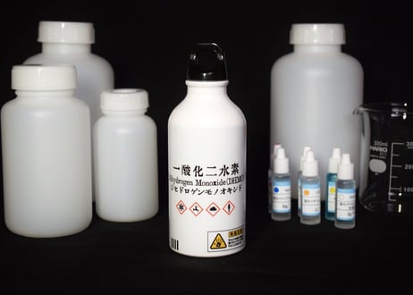 一酸化二水素筒 - DHMO Bottle