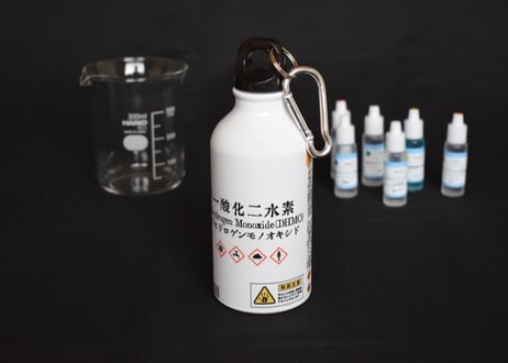 一酸化二水素筒 - DHMO Bottle