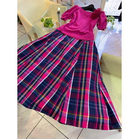 2025.4.12掲載　フランス製タフタチェックスカート