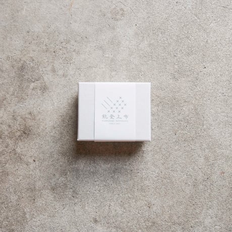 ブローチ　浮布〔clear cloth 〕 /  四角  亀甲　白
