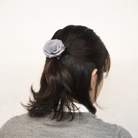 コサージュ・ヘアアクセサリー　椿 / 縞　水色