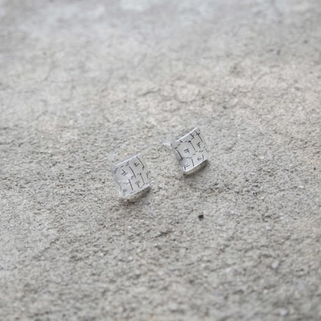 ピアス　浮布〔clear cloth 〕/  丸四角 亀甲　白