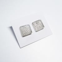 ピアス　浮布〔clear cloth 〕/  四角 亀甲　白