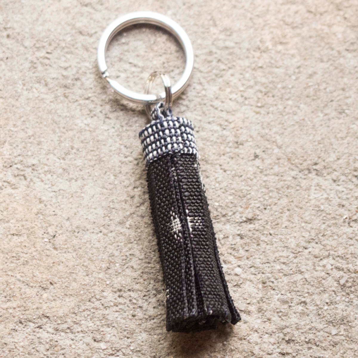 キーリング・チャーム 帯絣房 / 黒 | 能登上布 公式ONLINE STORE キーリング・チャーム 帯絣房 / 黒 | 能登上布 公式ONLINE STORE