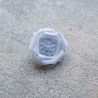 コサージュ・ヘアアクセサリー　椿 / 縞　水色