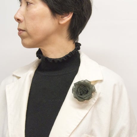 コサージュ・ヘアアクセサリー　椿 / 縞　水色