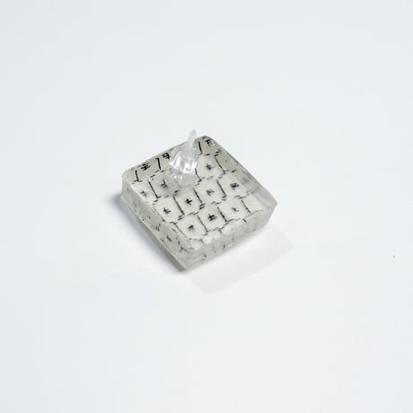 ピアス　浮布〔clear cloth 〕/  四角 亀甲　白